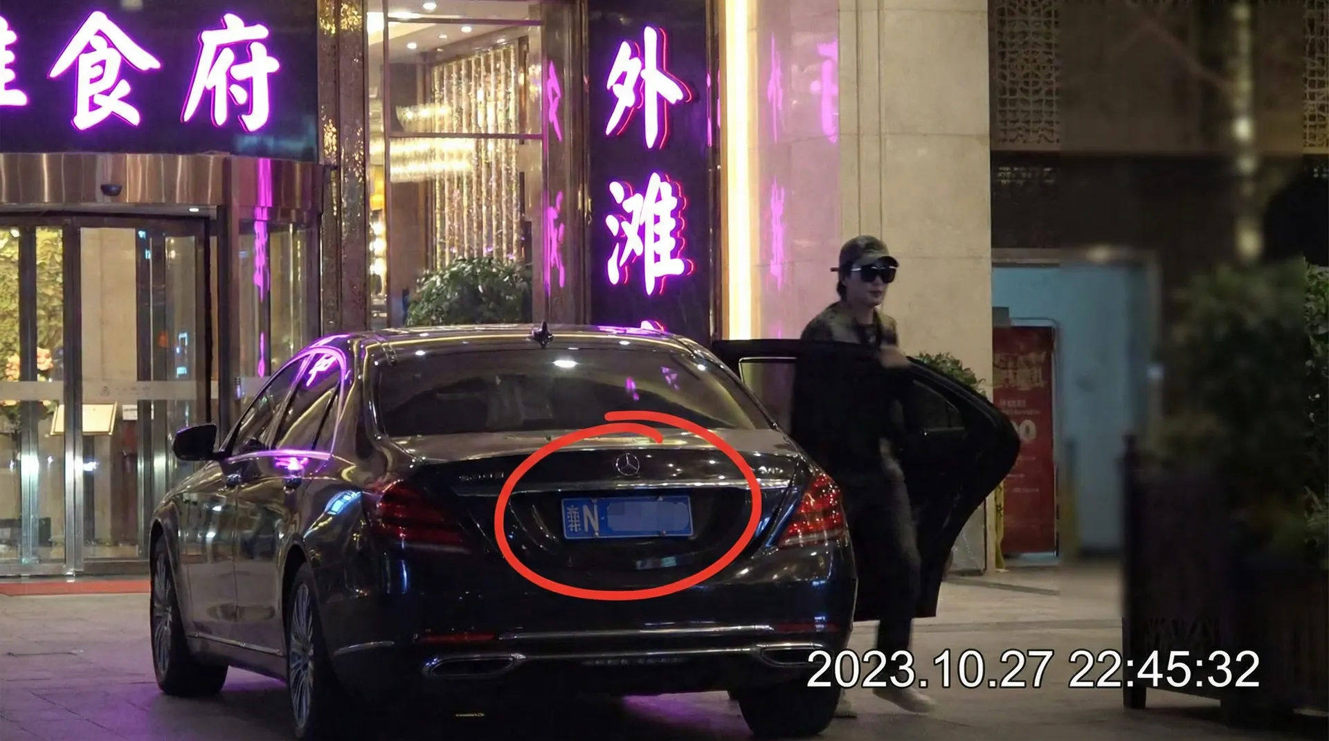 【海角吃瓜官网】海角吃瓜最新入口_海角吃瓜实时更新 - 豪车餐厅外被拍